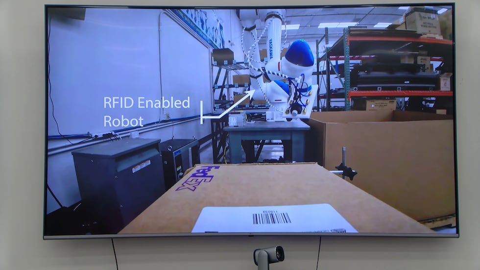 Video simulation of a package moving through the RFID tunnel at the UofM's AutoID Lab