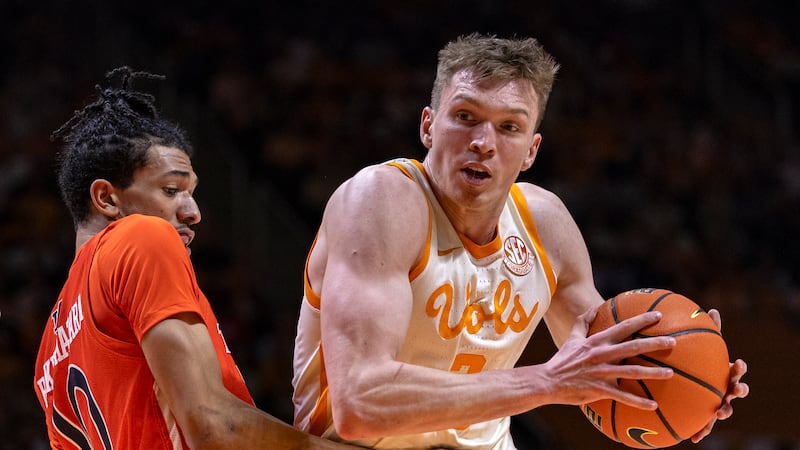 Tennessee guard Dalton Knecht (3) drives past Auburn guard Chad Baker-Mazara during the first...