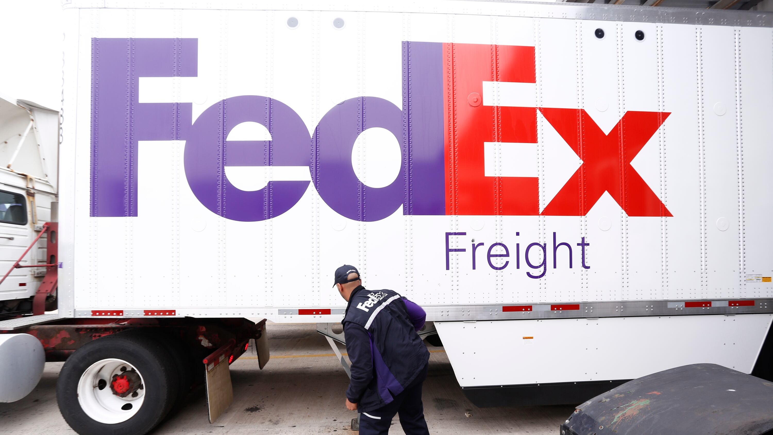 FedEx Freight уволил вице-президента за нарушение кодекса поведения