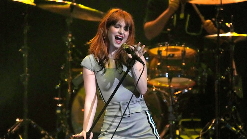 ARCHIVO - Hayley Williams de Paramore durante su presentaicón en el Bud Light Super Bowl Music...
