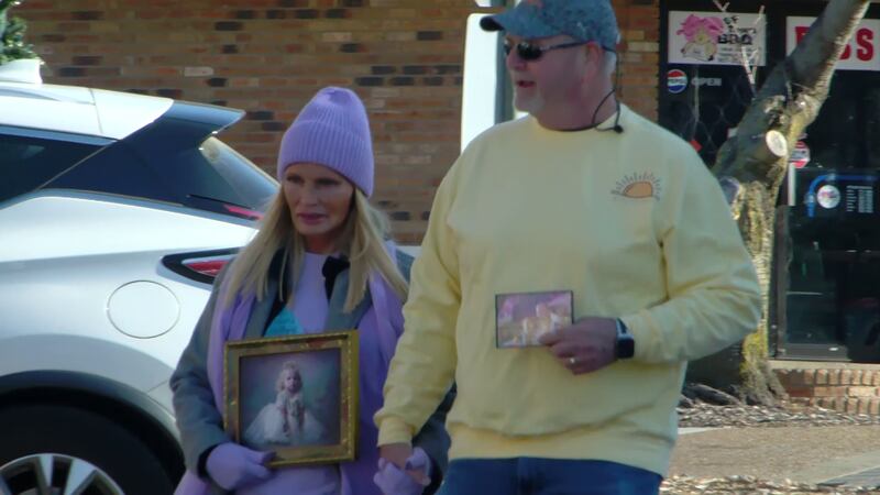 Community gathers for memorial walk in honor of Ellie Young