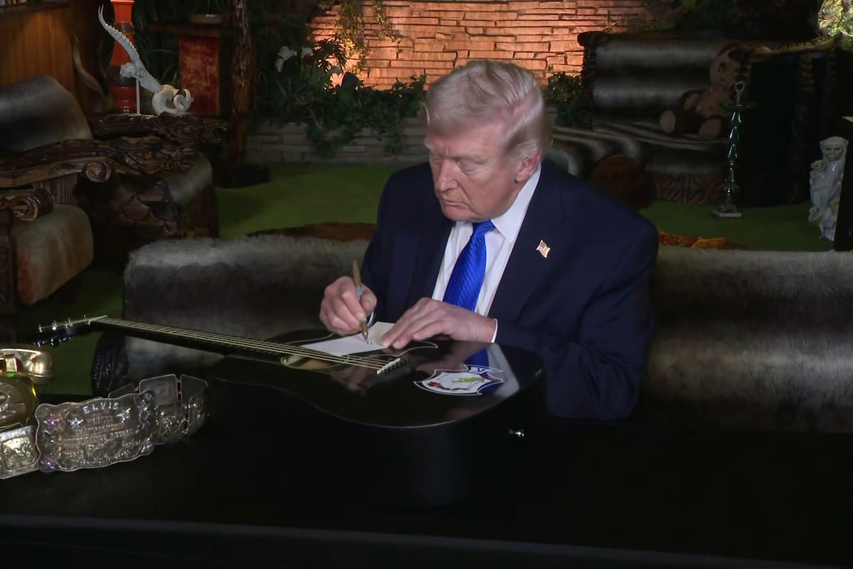 Trump makes stop at Elvis Presley's Graceland in Memphis